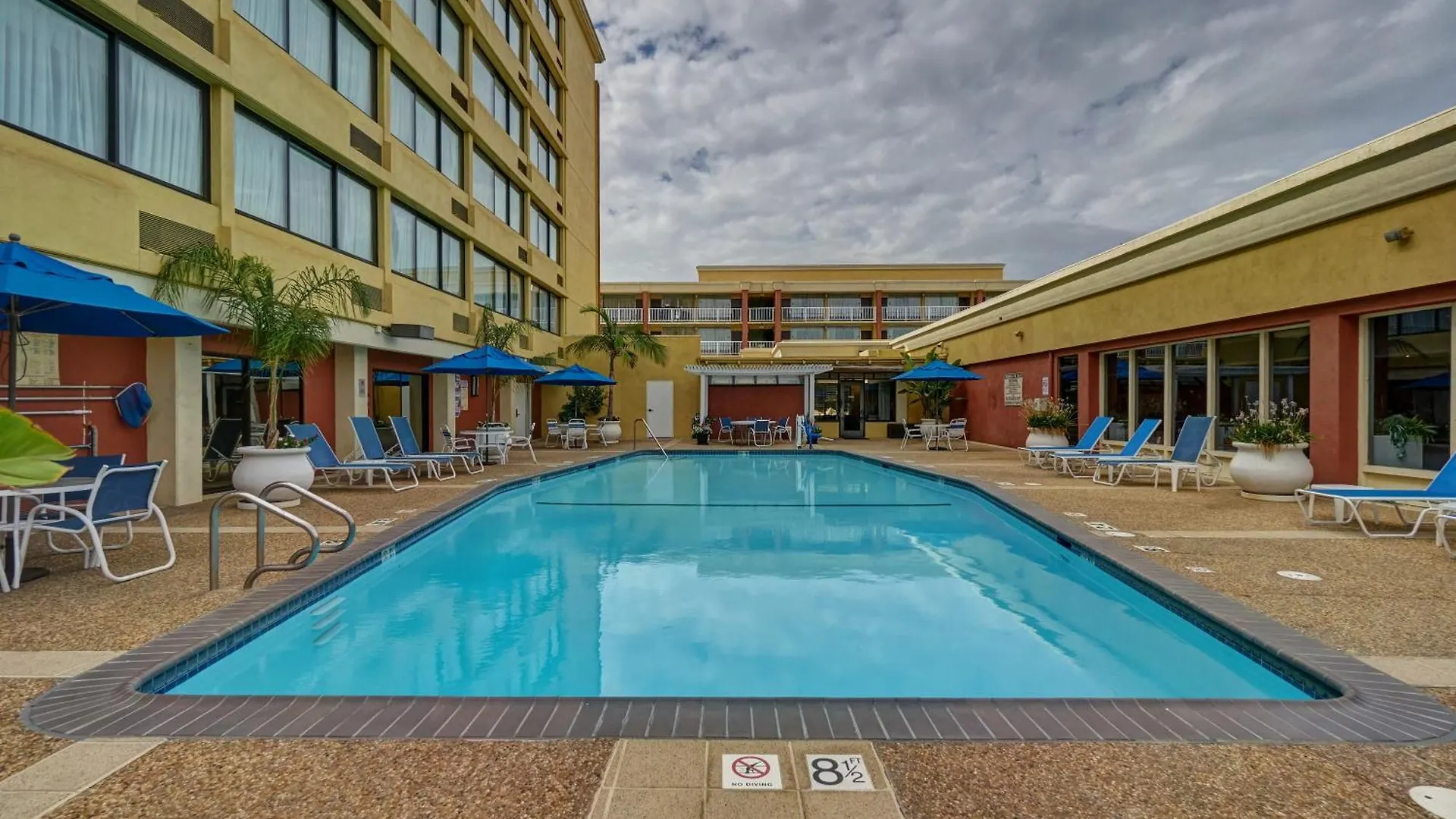 Clarion Hotel Concord-Walnut Creek  Конкорд
